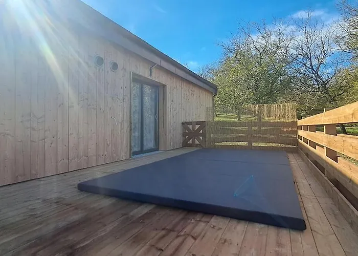 Chalet Au Calme Avec Piscine Hivernale Chauffee